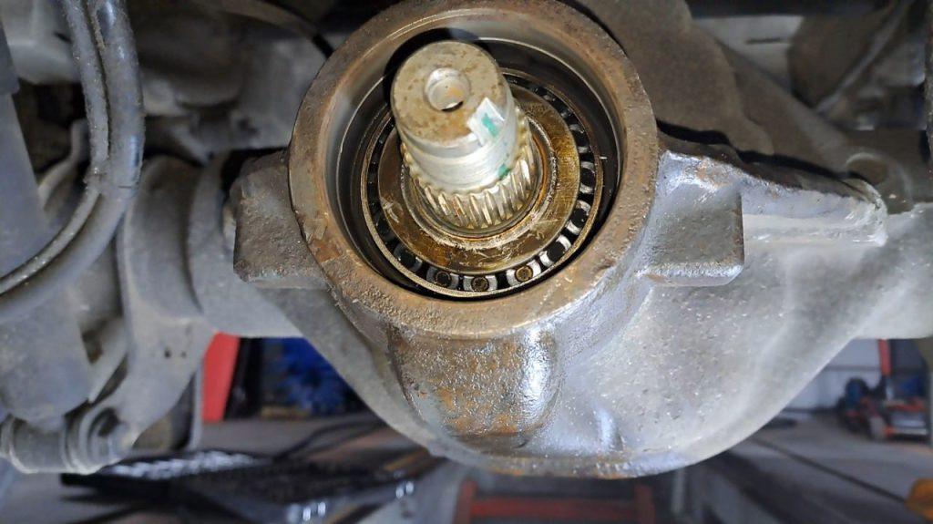 Mercedes-Benz Sprinter 515 - Differential leak, oil seal replacement ...